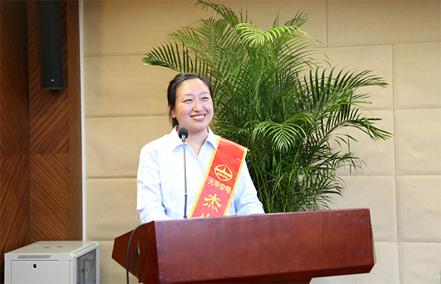 市場(chǎng)營銷中心劉巍巍、技術(shù)中心王夏偉代表杰出團(tuán)隊(duì)及優(yōu)秀個(gè)人發(fā)言
