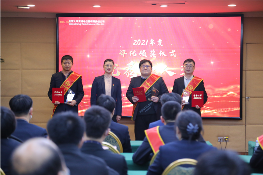 圖注：大華公司副總經(jīng)理?xiàng)钣?、副總?jīng)理邵楠、副總經(jīng)理孫曉斌、副總經(jīng)理岳春梅為王夏偉、王偉、高洪峰頒發(fā)優(yōu)秀個(gè)人“技術(shù)精英獎(jiǎng)”，為王昊川、楊金旺頒發(fā)優(yōu)秀個(gè)人“市場(chǎng)先鋒獎(jiǎng)”，為張楠、許碩、李賀頒發(fā)優(yōu)秀個(gè)人“運(yùn)營標(biāo)兵獎(jiǎng)”，為周景浩、張二亮頒發(fā)“最佳新銳獎(jiǎng)”。